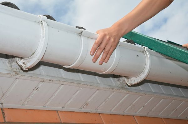 Gutter Reattachment in Peyton